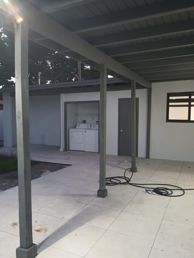 Building Photo - 3820 E 9th Ln