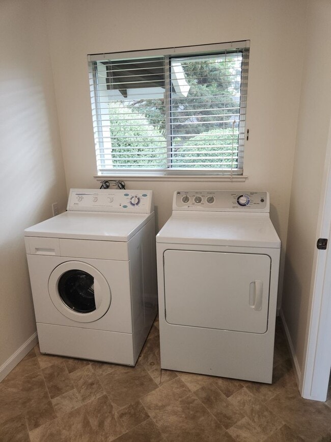 Building Photo - Lovely Home in Oakmont 55+ community