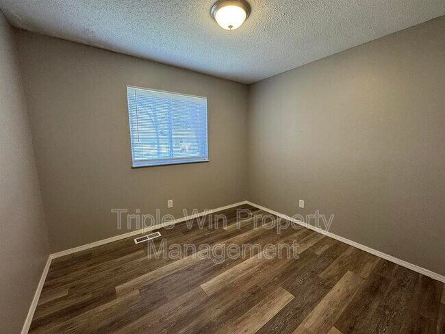 Building Photo - 513 Coachway Ln