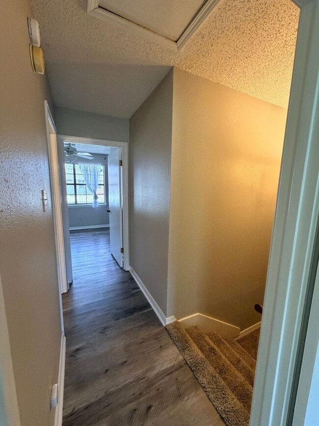 Building Photo - Townhouse Just Minutes to LSUS .....