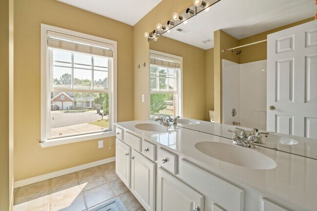 Building Photo - Beautiful 4 Bedroom, 2.5 Bath in Ballantyne Area