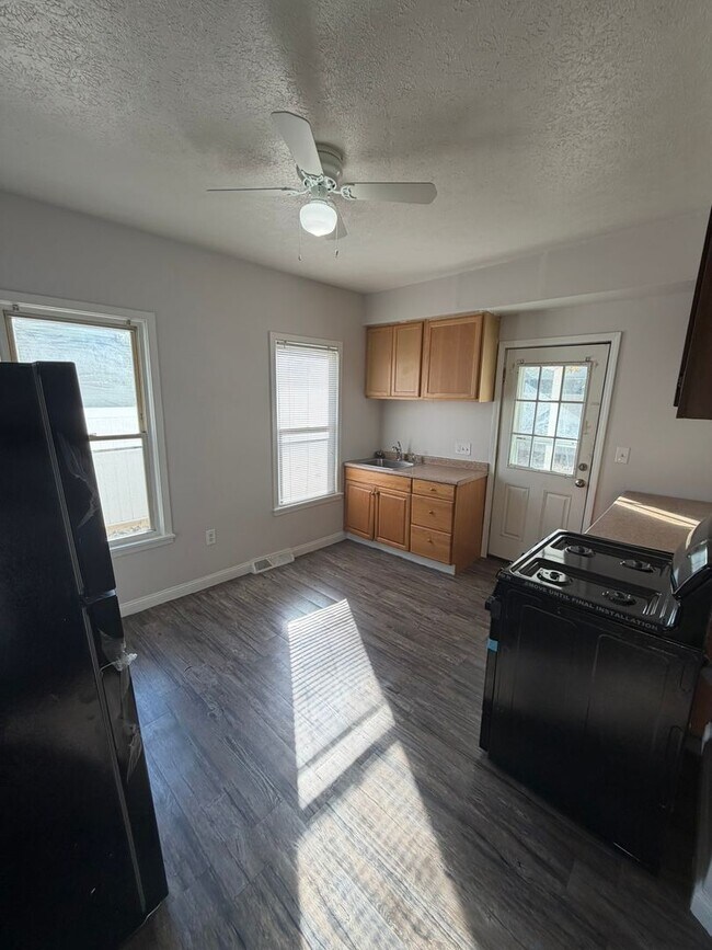 Building Photo - 2200 W 103rd St