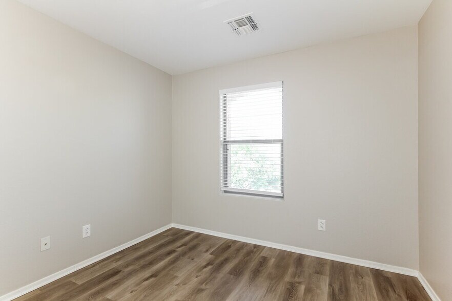 Building Photo - 973 E Doris St