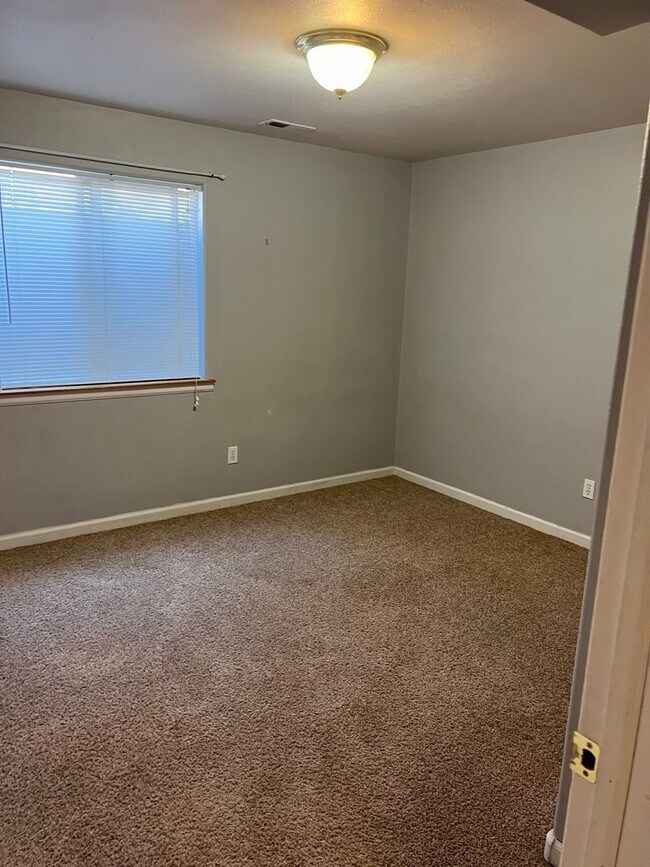 Building Photo - AVAILABLE NOW - BEAUTIFUL 6 bedroom home F...