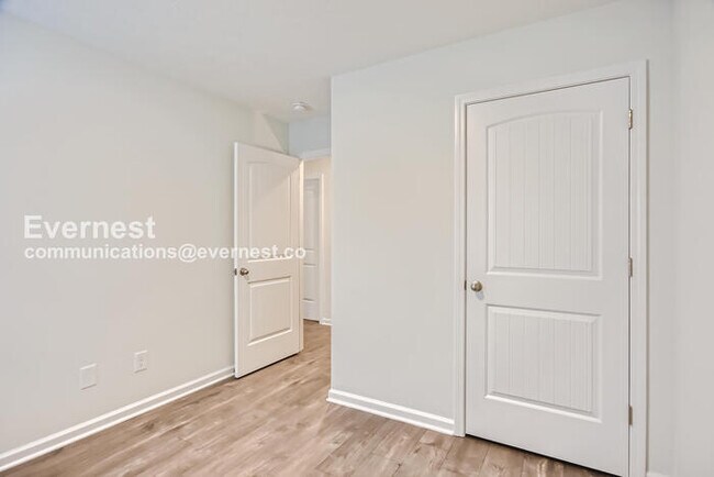 Building Photo - 3 Bed/2.5 Bath Townhome with Garage / Pet-Friendly / Available Now!