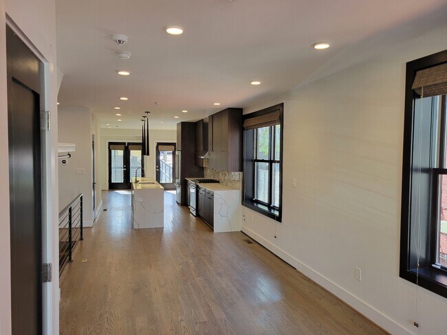 Building Photo - 724 Taylor St NW