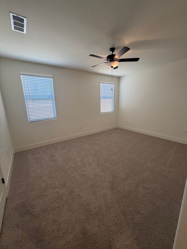 Building Photo - 4021 W Sunnyview Ave