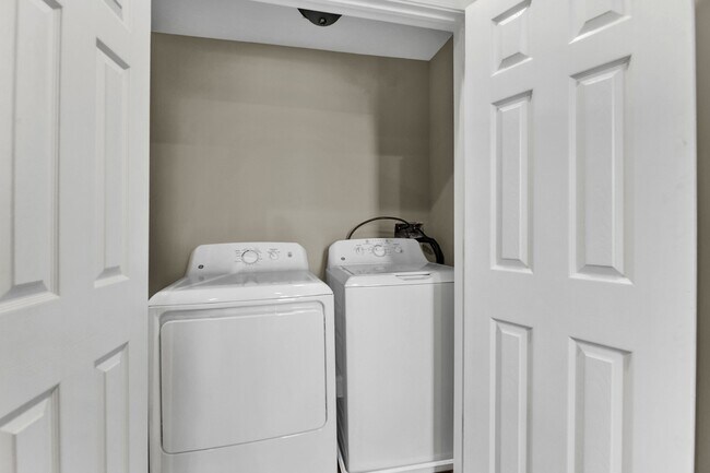 Building Photo - Fully Renovated 3 Bedroom Rowhome- Baltimo...