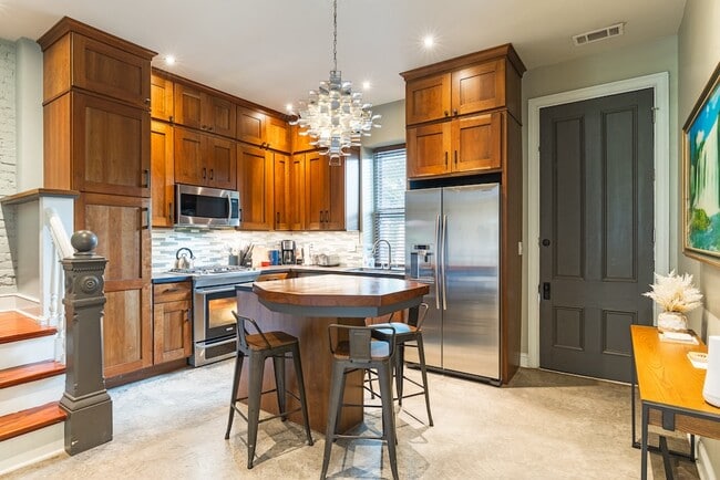 Building Photo - 717 Lampton St