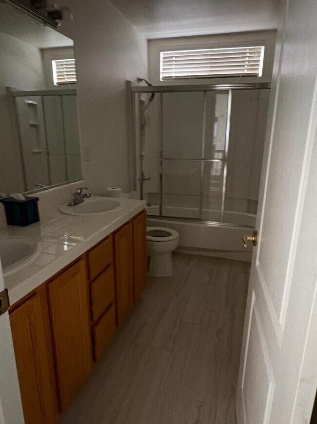 Building Photo - 3437 Greenfield Ave