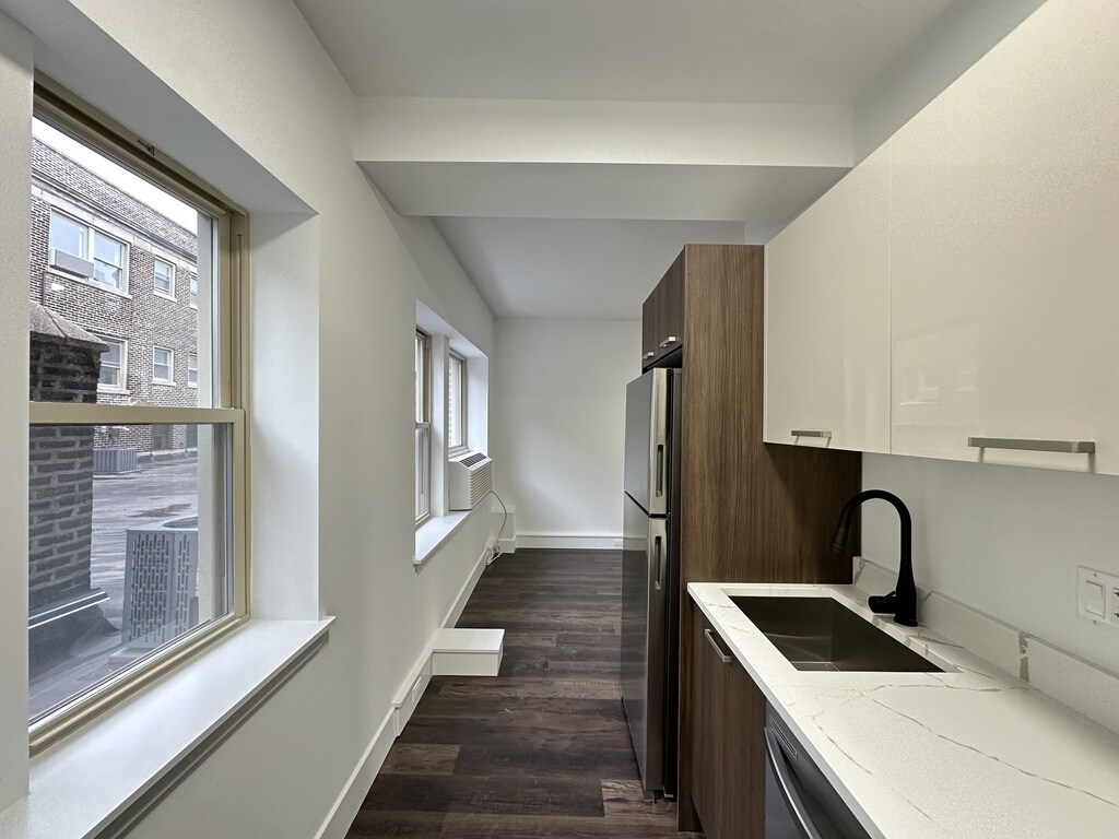 Building Photo - 1555 W Hollywood Ave