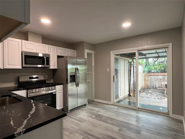 Building Photo - 10510 Little Pebble Dr