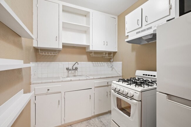 Building Photo - Rosedale Charmer - Wood Floors  - 1 BD / 1BA - W/D - Patio - Covered Parking - $1500