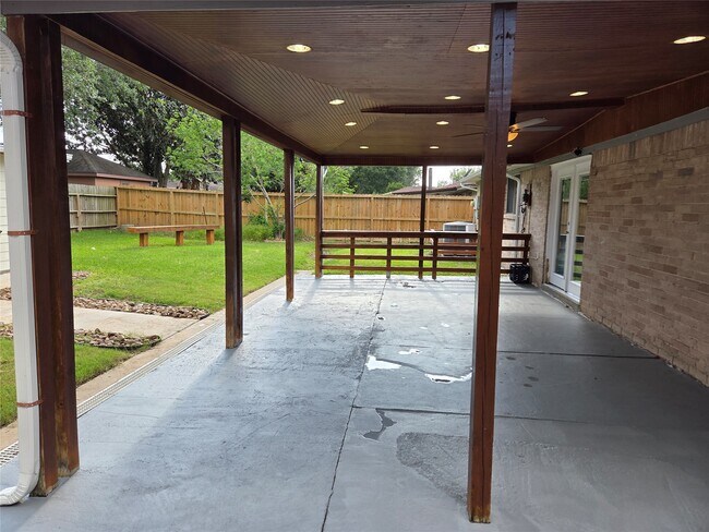 Building Photo - 15415 Beechnut St