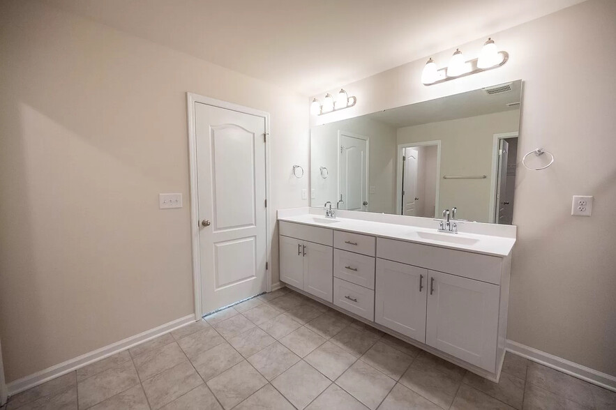 Building Photo - Room in House on Lake Barkley Way