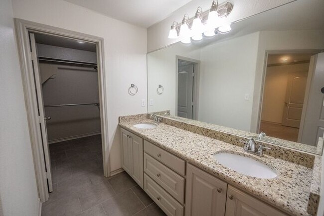 Building Photo - Beautiful 3 Bedroom 2 Bathroom Townhouse i...