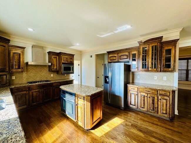 Building Photo - {20067} Custom Built Home in Woodland Mano...