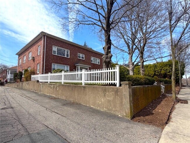 Building Photo - 216 Harris Ave