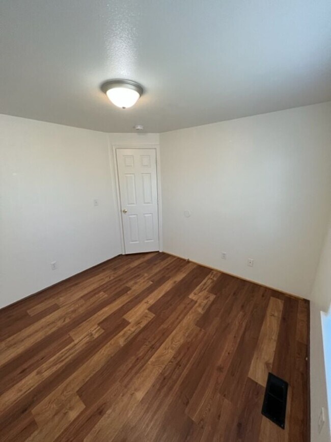 Building Photo - 710-710 Cedar St