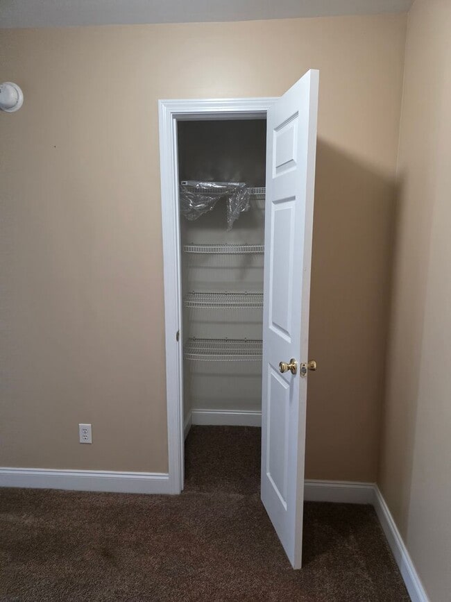 Building Photo - 3 bedroom 3 bath townhouse with one car ga...
