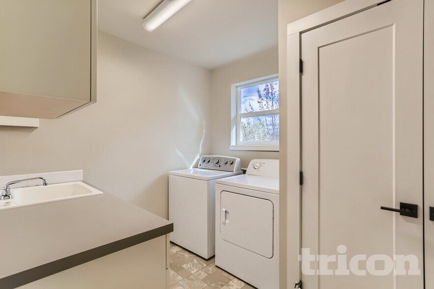 Building Photo - 5035 SE Knapp St