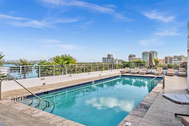 Building Photo - 9901 E Bay Harbor Dr