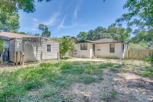 Building Photo - Central Pensacola 2BR Home with Fenced Yard, Updated Interior & Immediate Availability