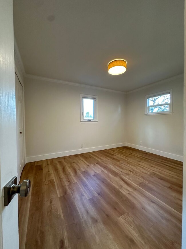 Building Photo - Charming fully remodeled classic bungalow ...