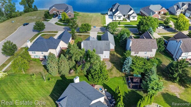 Building Photo - 699 Bay Pointe Dr