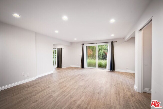 Building Photo - 8657 Valley Flores Dr