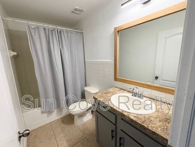 Building Photo - 2111 Roanoke Springs Dr