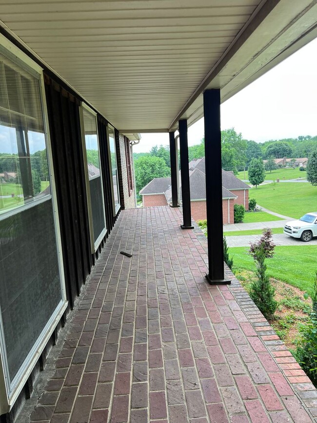 Building Photo - Single Family Home on almost an acre, 4 be...