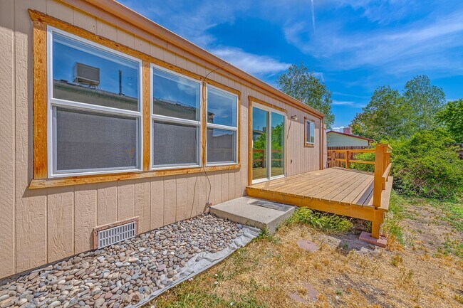Building Photo - 466 1/2 Carson Lake Dr
