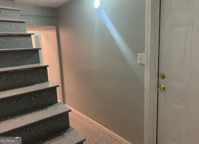 Building Photo - 19 Oak Hill Dr