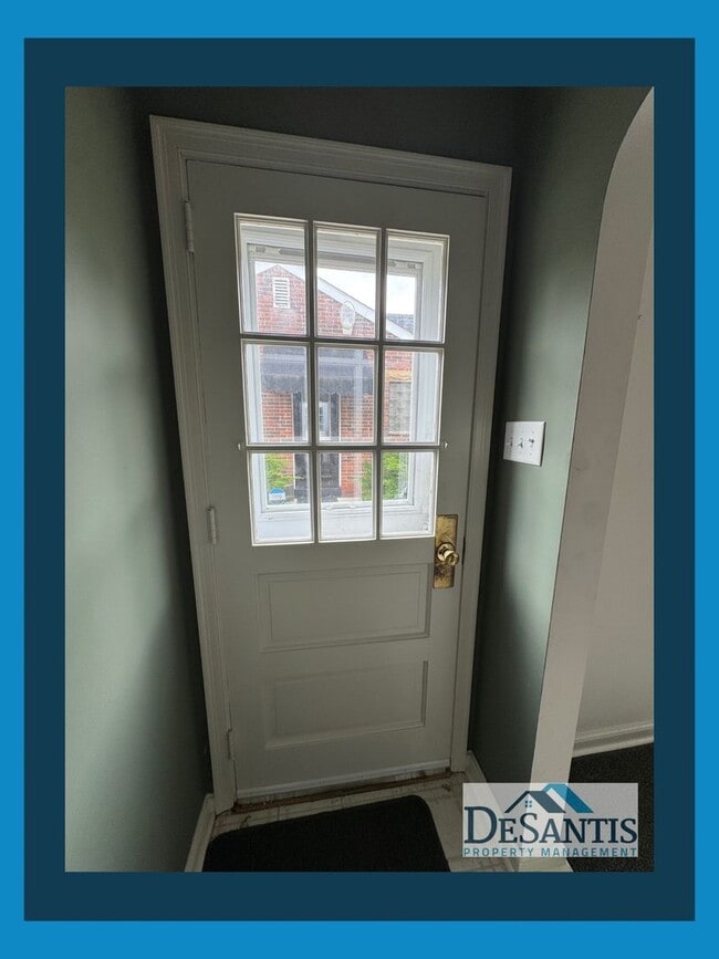 Building Photo - Charming 2-Bedroom Home with Private Backy...
