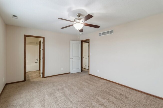 Building Photo - Commuter's Dream!!  3 Bedroom, 2.5 Bathroom Home in West Des Moines!