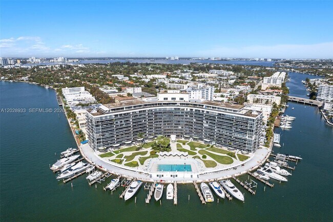 Building Photo - 900 Bay Dr