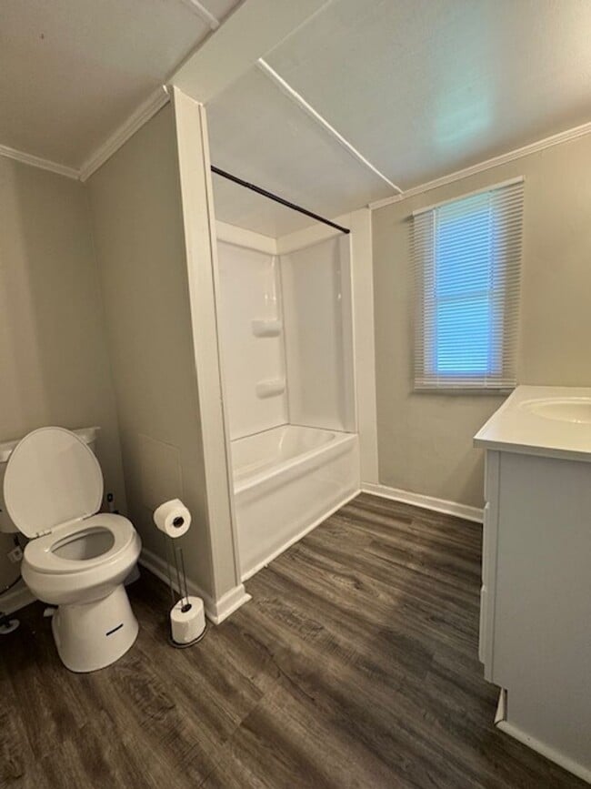 Building Photo - 2 bedrooms, 1 full bath located on a quiet...