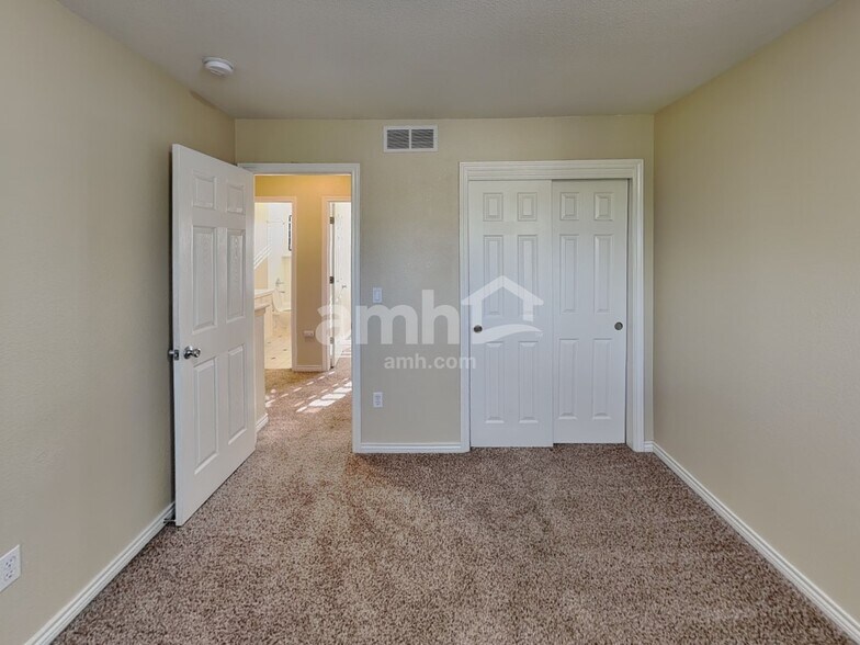 Building Photo - 439 Longspur Dr