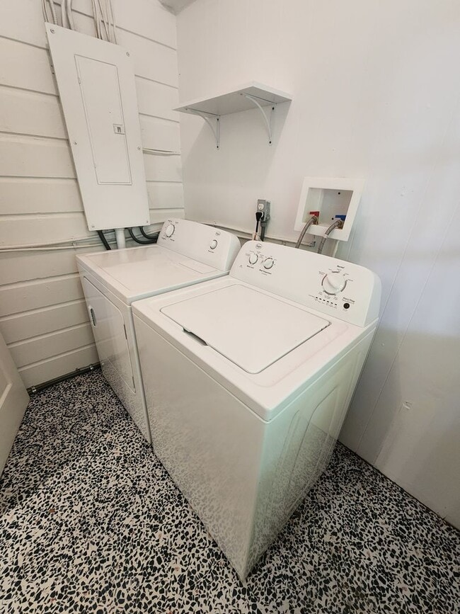 Building Photo - Fairview Bungalow