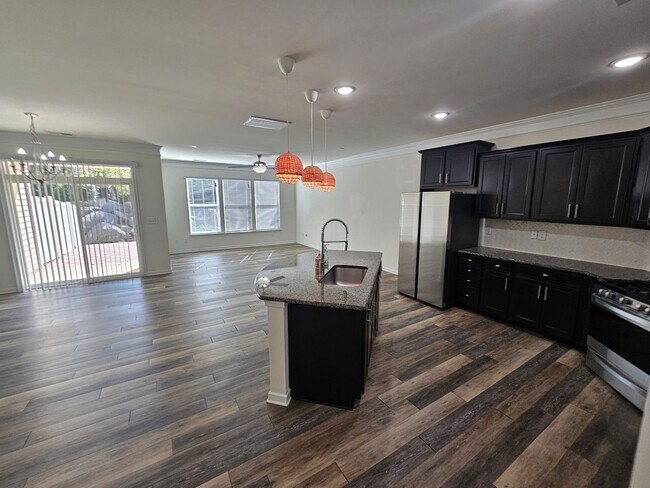 Building Photo - Well Maintained Large townhome in Steele Creek