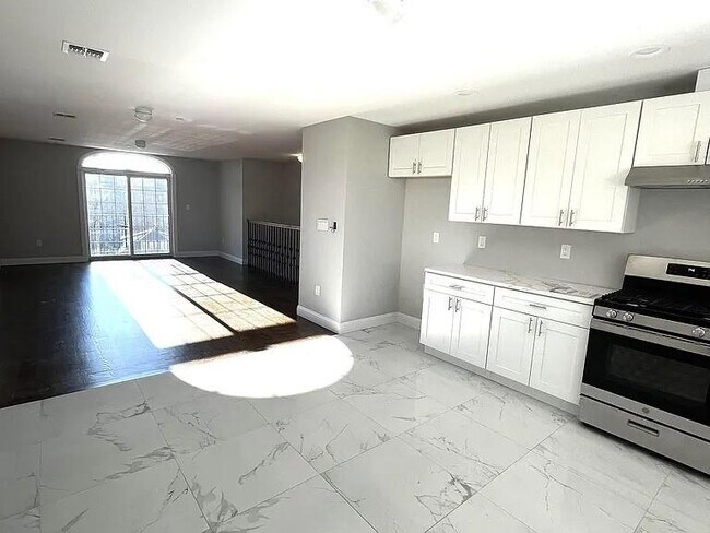 Building Photo - 37 Creston Pl