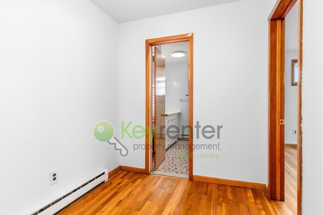 Building Photo - 1-Bed Apartment with Hardwood Floors, In-U...