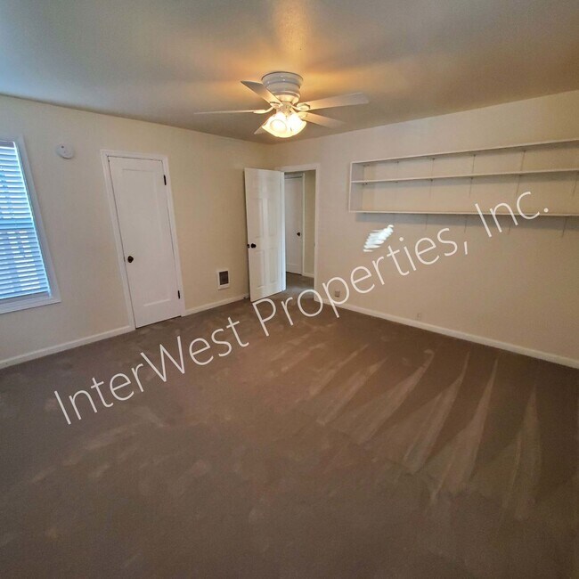 Building Photo - 3+bd 1.5 ba Single Level West Salem Home w...