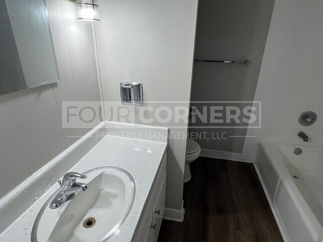 Building Photo - Lovely 2 Bedroom 1.5 Apartment