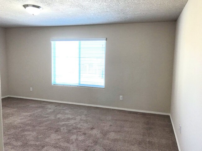 Building Photo - Spacious 4 bedroom Rio Rancho home. Large ...