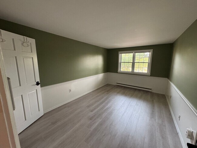 Building Photo - Freshly Updated 1 Bedroom Newburyport Cond...