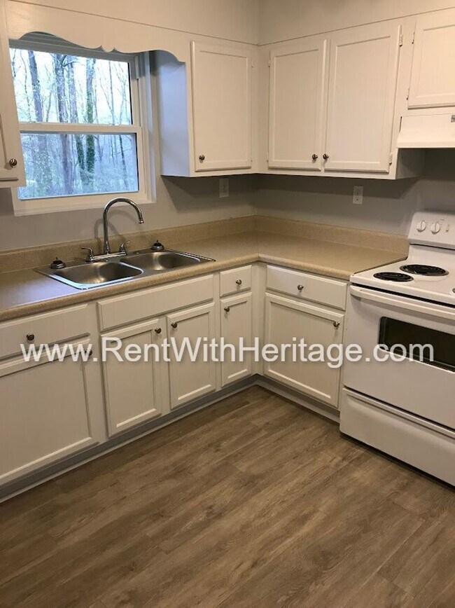 Building Photo - FANTASTIC 2 BEDROOM 1.5 BATH DUPLEX WITH ALL THE UPGRADES / GREAT LOCATION