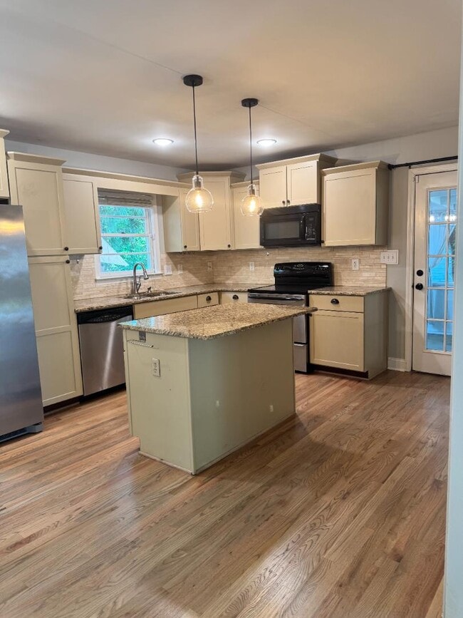 Building Photo - 2002 E Drew Valley Rd NE