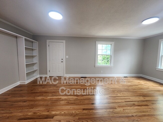Building Photo - 1067 Crescent Dr
